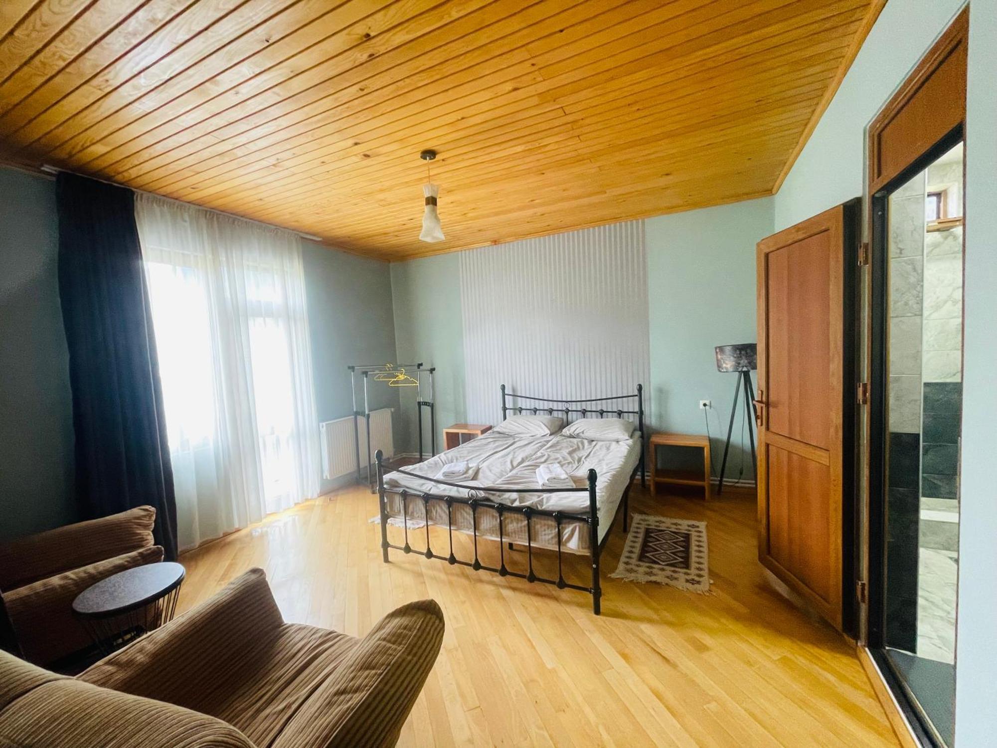 Manana Japaridze'S Guesthouse เมสเตีย ภายนอก รูปภาพ